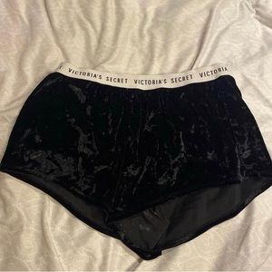 VICTORIA SECRET PAJAMA SHORTS GREAT CONDITION (THEY DO NOT FIT ME)
